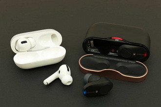 Apple Airpods Pro a esquerda e Sony WF-1000XM3 a direita. Fonte: allesbeste