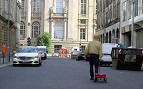 Artista consegue bugar Google Maps usando carrinho de mão cheio de smartphones Artista consegue bugar Google Maps usando carrinho de mão cheio de smartphones