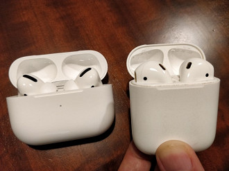 Airpods Pro a esquerda e Airpods da primeira geração a direita