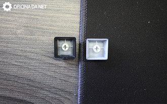 Lado esquerdo keycap Double-Shot ABS e na direita a keycap do Origins