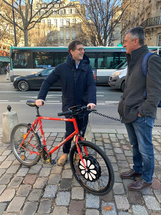 Prefeito de Paris, Ariel Weil, testando a Teebike. Fonte: teebike_wheel (Twitter)