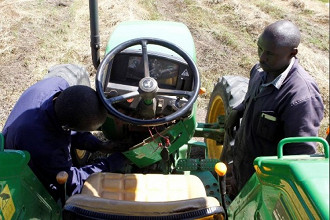 Caixa embaixo do painel do trator para enviar e coletar informações para a plataforma Hello Tractor. Fonte: Reuters