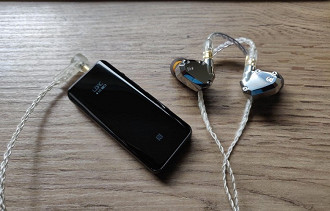 Receptor Bluetooth FiiO BTR5 e fone in-ear Andromeda S. Fonte: Reddit (por Jayden92)