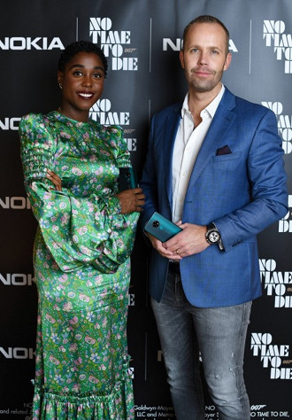 Lashana Lynch (à esquerda) com o diretor de produtos da HDM Global, Juho Sarvikas (à direita). Fonte: GSMArena