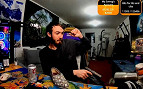 Streamer da Twitch foi suspenso após atirar com uma arma real em sua mesa Streamer da Twitch foi suspenso após atirar com uma arma real em sua mesa