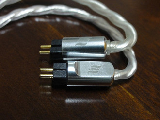 Conectores 2-pin dos cabos premium da Effect Audio. Fonte: Vitor Valeri