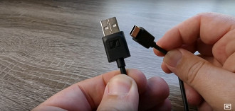 Cabo USB-C da Sennheiser que vem com o Momentum True Wireless 2. Fonte: Gamesky (YouTube)