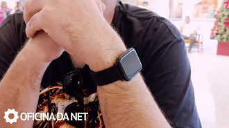 No pulso, a meia distância, ele se passe por um Apple Watch.