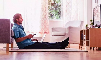Imagem ilustrativa de pessoa assistindo a canais de TV da Vivo. Fonte: dialogando