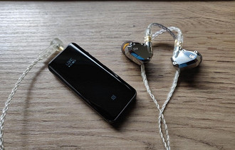 Receptor Bluetooth FiiO BTR5 e fone in-ear Campfire Audio Andromeda S. Fonte: Reddit (por Jayden92)