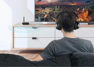 Imagem ilustrativa de pessoa assistindo a TV com fones de ouvido sem fio Bluetooth. Fonte: taotronics