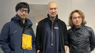 Hideo Kojima à esquerda vestindo a jaqueta da Acronym. Fonte: ResetEra