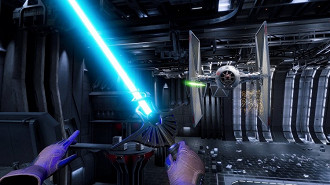Cena do jogador segurando um sabre de luz no jogo Vader Immortal. Fonte: PlaystationBlog