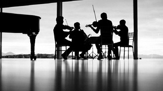 Imagem ilustrativa de quarteto de cordas ao fundo da sala para representar o esquecimento dos médios. Fonte: Pinterest