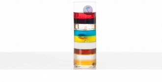 Um exemplo de como deve ficar o experimento no final ao colorir diferentes líquidos de diferentes densidades - imagem: Divulgação