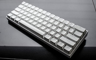 O teclado é bem construído por fora e por dentro