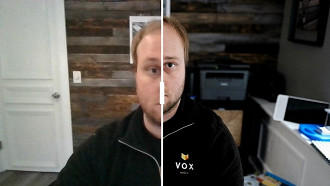 Imagem da câmera de um notebook de resolução 720p a esquerda e a direita a imagem de uma câmera mirrorless da Fujifilm sendo usada como webcam. Fonte: TheVerge