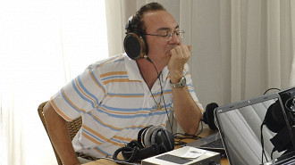 Imagem ilustrativa de pessoa escutando música confortavelmente durante evento de hobbystas de fones. Fonte: Vitor Valeri