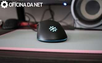O mouse tem iluminação RGB, mas não dá para controlar a cor/efeito