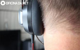 O ouvido do usuário fica exposto durante o uso, diminuindo a imersão consideravelmente