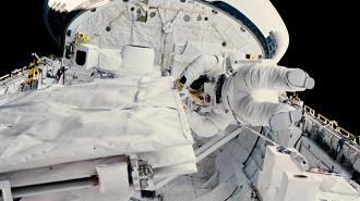 Kathy Dwyer Sullivan durante caminhada espacial no ônibus espacial Challanger em 1984. Fonte: NASA