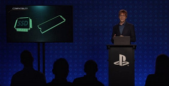 Mark Cerny, arquiteto do PS5, apresentando a possibilidade de expansão da memória do PS5. Fonte: Playstation