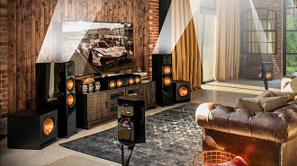 Sistema de som com caixas que possuem suporte ao formato Dolby Atmos. Fonte: klipsch