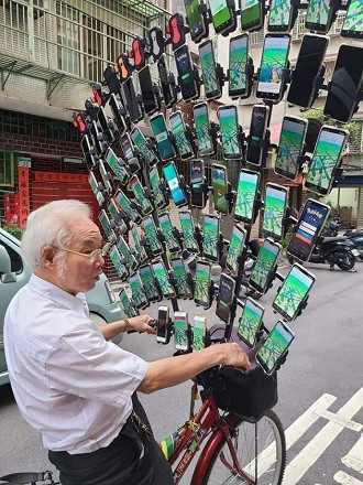 Chen San-yuan com sua bicicleta de 64 smartphones rodando Pokemon Go. Fonte: Facebook