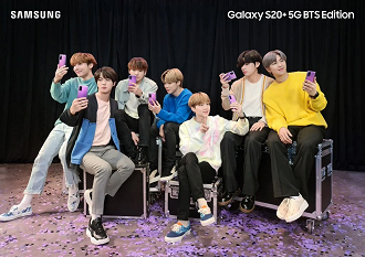 Integrantes do grupo BTS com a versão personalizada do Galaxy S20+