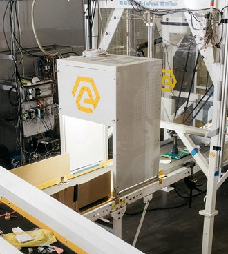 Maquinas da AMP Robotics funcionando em empresa de reciclagem. Fonte: Benjamin Rasmussen (New York Times)