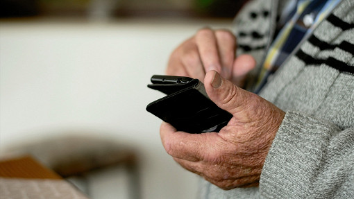 Como usar a tecnologia para manter os idosos ocupados na quarentena