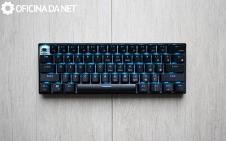 Teclado funciona tanto por Bluetooth quanto por cabo