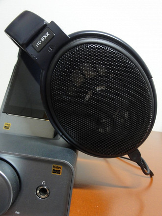 Headphone Sennheiser HD6XX apoiado no DAP FiiO X7 Mark II que esta conectado ao amplificador FiiO K5. Fonte: Vitor Valeri