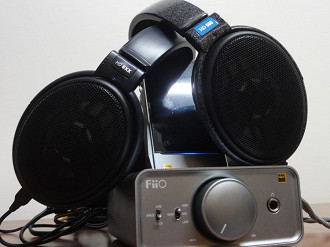 Headphones Sennheiser HD6XX e HD600 apoiados no DAP FiiO X7 II conectado ao amp FiiO K5. Fonte: Vitor Valeri