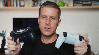 Geoff Keighley comparando os controles DualSchock 4 (esquerda) e DualSense (direita). Fonte: thegameawards