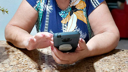 Pessoas da terceira idade podem ser tão viciadas em smartphones quanto as jovens Pessoas da terceira idade podem ser tão viciadas em smartphones quanto as jovens