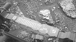 O robô Curiosity está investigando uma curiosa rocha colorida em Marte O robô Curiosity está investigando uma curiosa rocha colorida em Marte