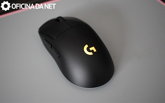O mouse conta com iluminação RGB customizável pelo software