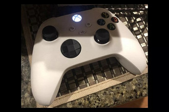 Foto do possível controle do console Xbox Series X na cor branca. Fonte: Reddit