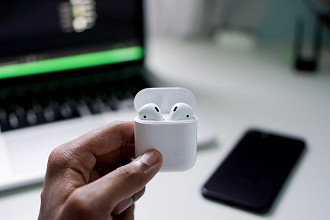 Qual fone da Apple vale mais a pena, o AirPods 2 ou AirPods 1?