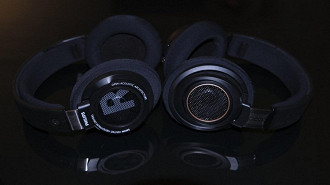 Philips SHP9500 (esquerda) e SHP9600 (direita). Fonte: Carlos S. (Instagram: beersandheadphones)