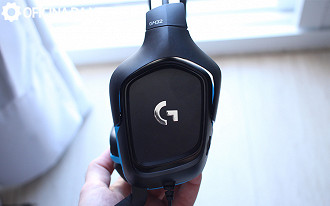 Lateral da earcup tem o logo da Logitech G