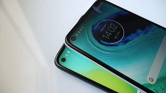 Moto G8 e Moto G8 Power - smartphones um sobre o outro com detalhe na câmera frontal
