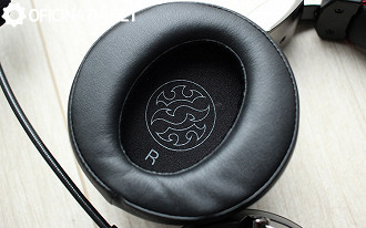 Earpads tem espuma memory foam que dão ótimo conforto