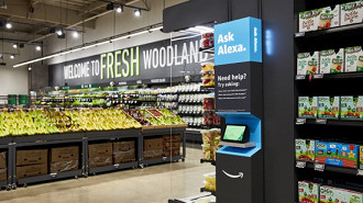 Quiosque Ask Alexa para perguntar sobre os produtos do mercado da Amazon. Fonte: Amazon Quiosque Ask Alexa para perguntar sobre os produtos do mercado da Amazon. Fonte: Amazon