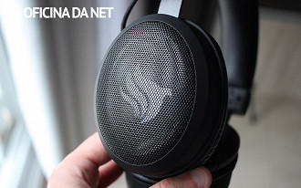 Earcups são de plástico com grade em metal