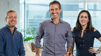 Fernando Miranda (a esquerda), CEO da Easynvest; David Vélez (no centro), fundador e CEO do Nubank, e Cristina Junqueira (a direita), cofundadora do Nubank. Fonte: Nubank