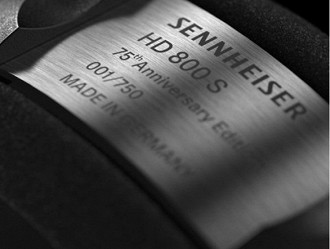 Placa com número de série gravado a laser no topo da headband (arco) do Sennheiser HD800S Anniversary Edition. Fonte: Sennheiser UK