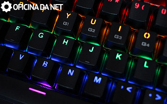 Infelizmente o teclado não é RGB, há uma cor em cada linha de teclas