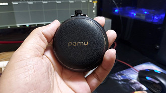 PaMu Quiet - Case com design de relógio de bolso.